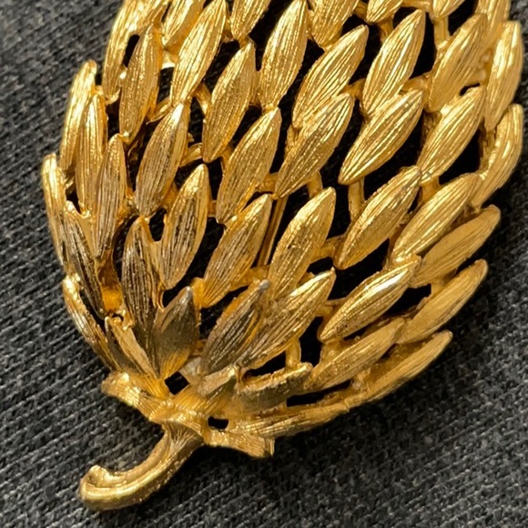 Vintage Napier Raised  Layered Metal Gold Tone Textured Leaf Brooch Pin - Picture 5 of 7